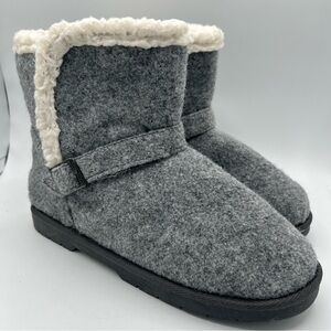 GaaHuu Women’s Gray Faux Fur Lined Ankle Boots Booties Shoes Sz 9 M Buckle NWOT